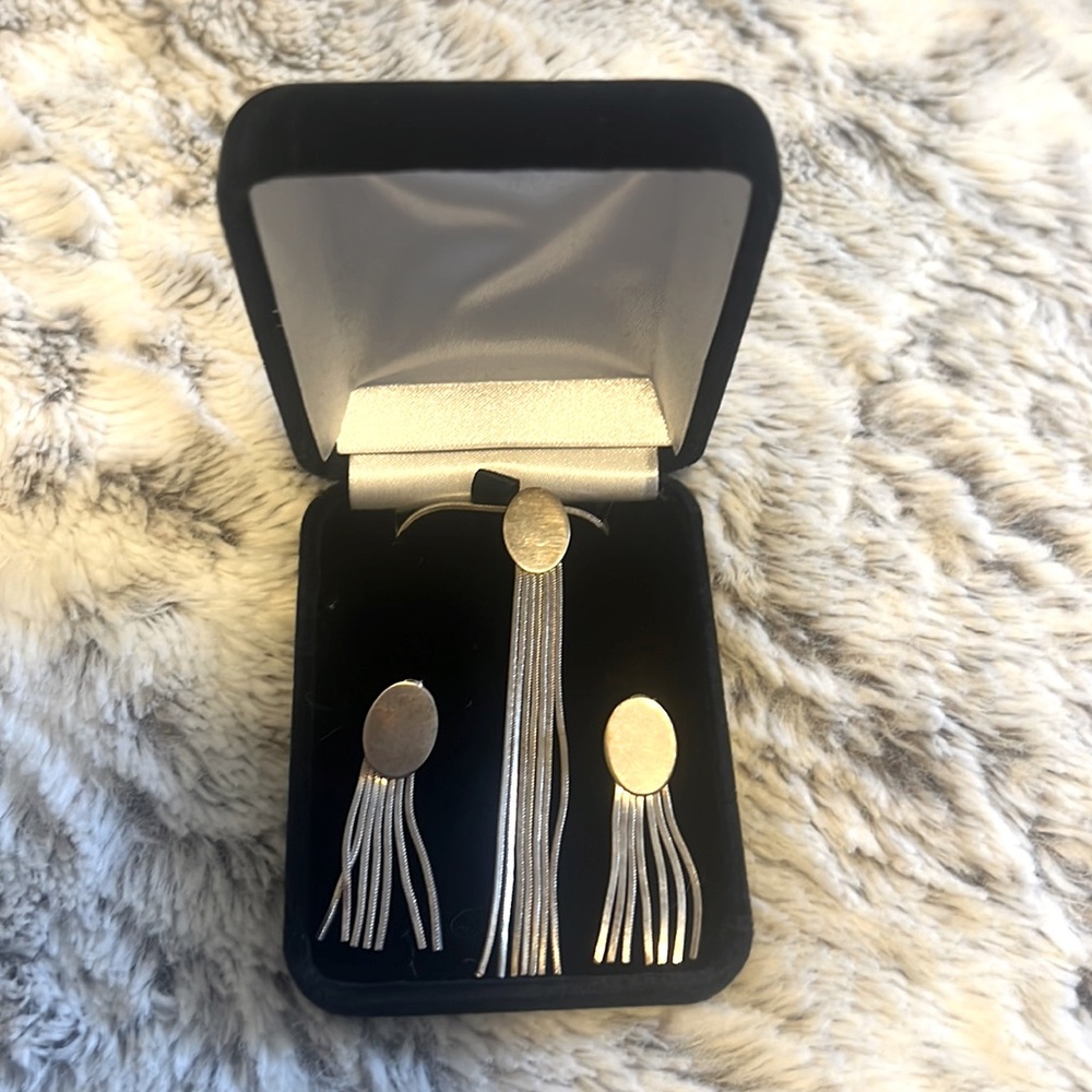 Beautiful silver set of matching necklace and earrings 100% silver.